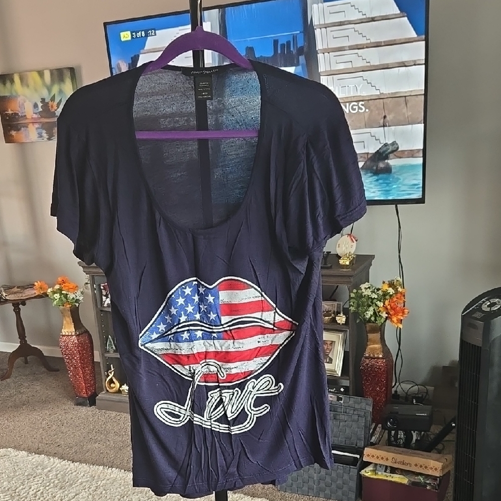 Navy Graphic Tee with American Flag Lips.      PRE LOVED     SIZE 14/16 🇺🇲
